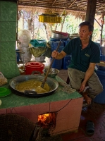 Stirring the coconut juice until it caramelizes 